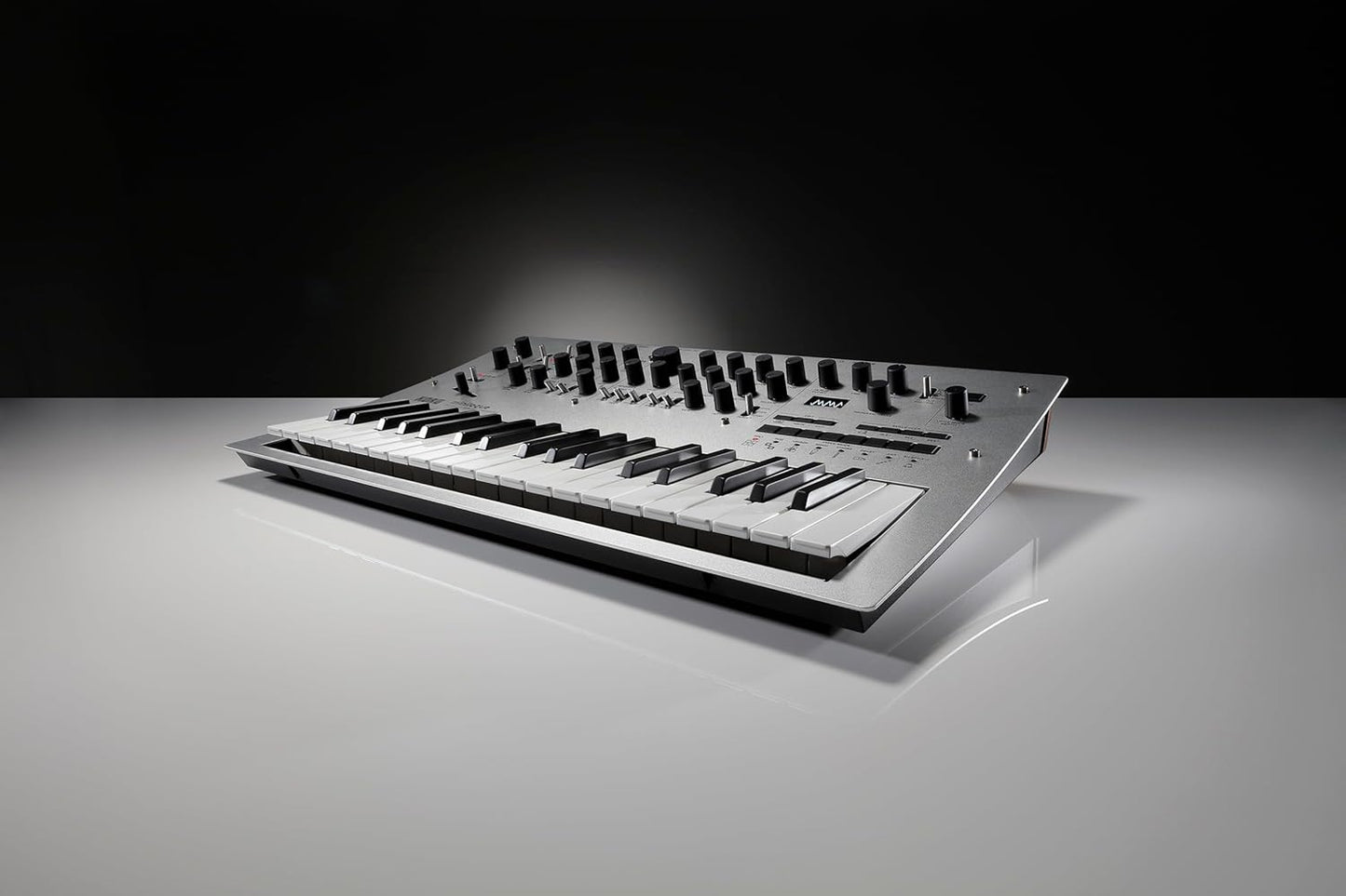 Korg MINILOGUE 4-Voice Analog Synth with Presets