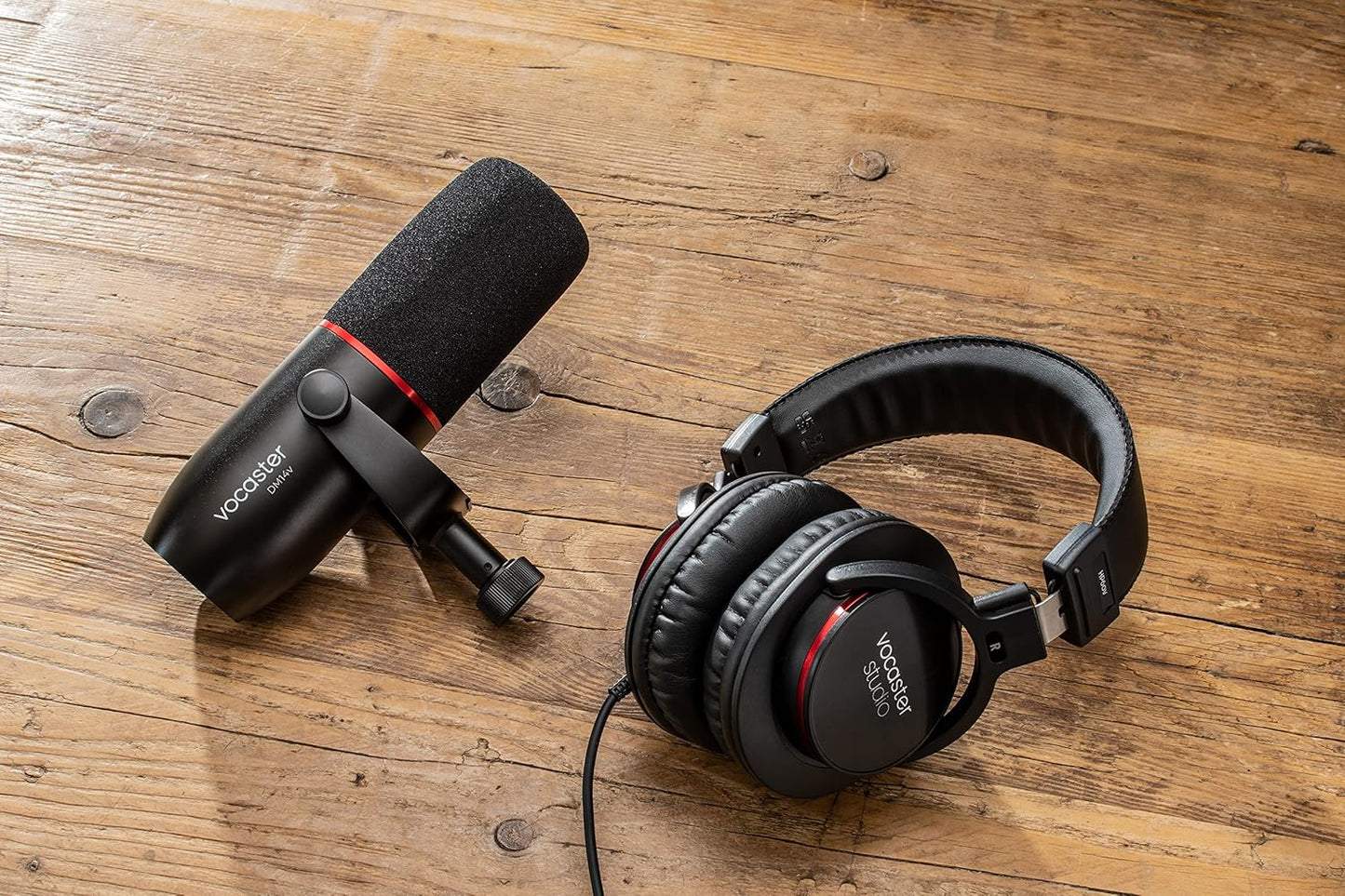 Focusrite Vocaster Broadcast Kit Podcast Microphone Headphones