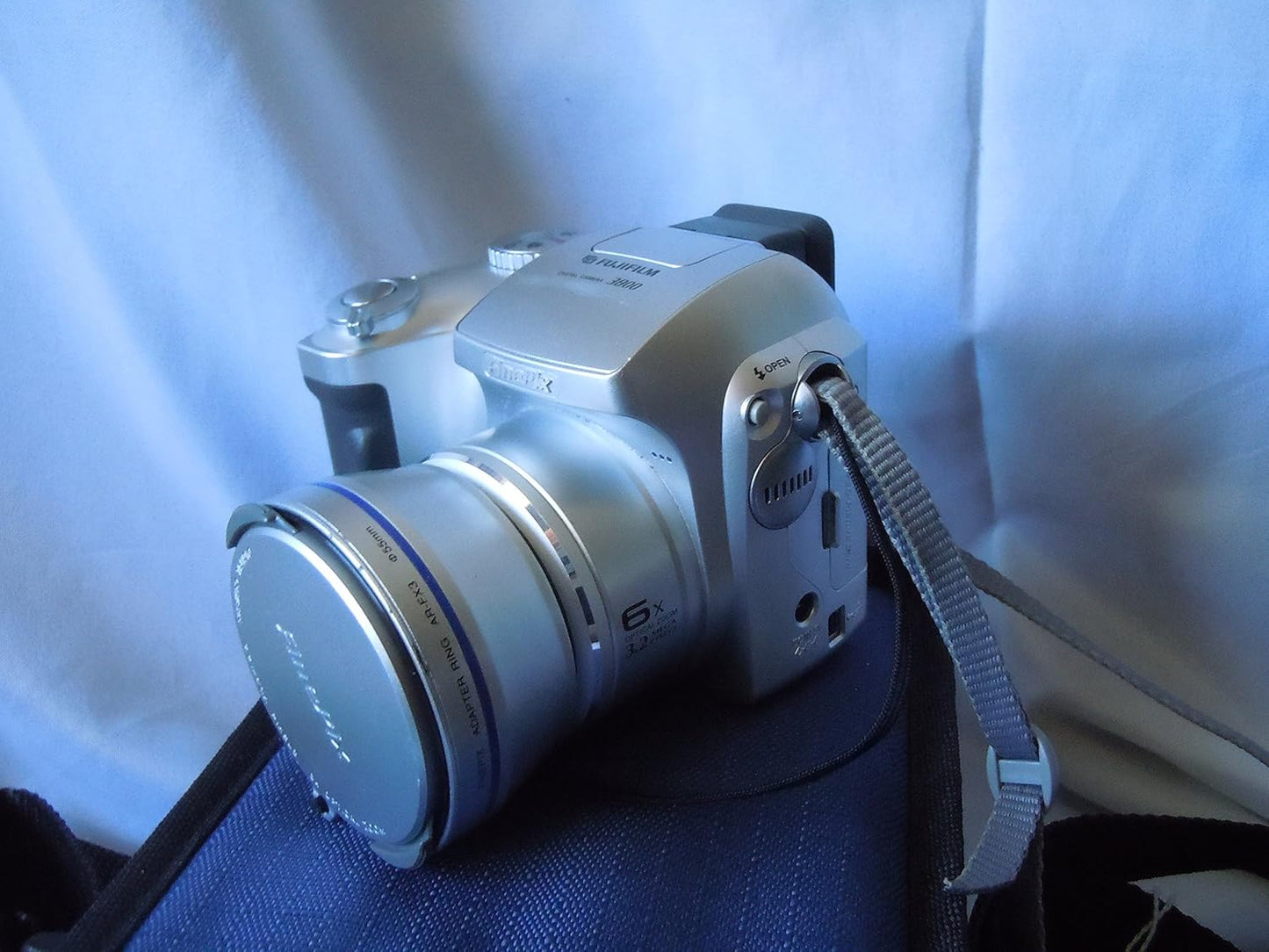 Fujifilm V-4401 FinePix 3800 3MP Digital Camera