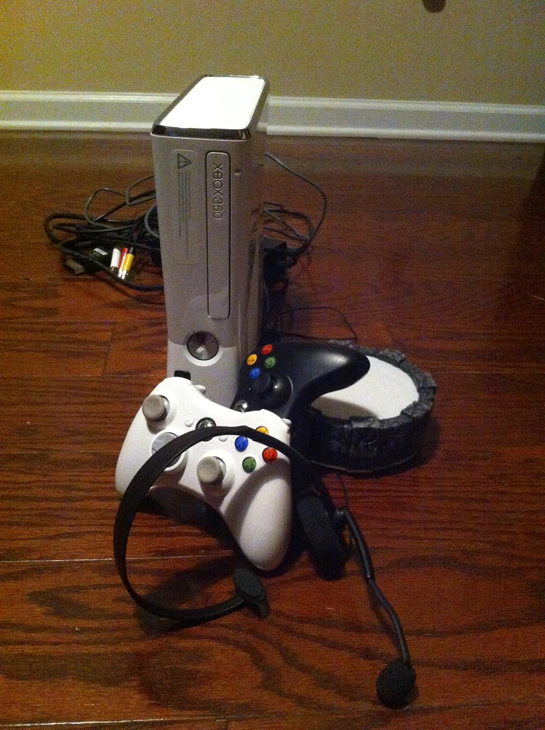 Microsoft R7G-00015 Xbox 360 Slim White 4GB Skylanders Bundle