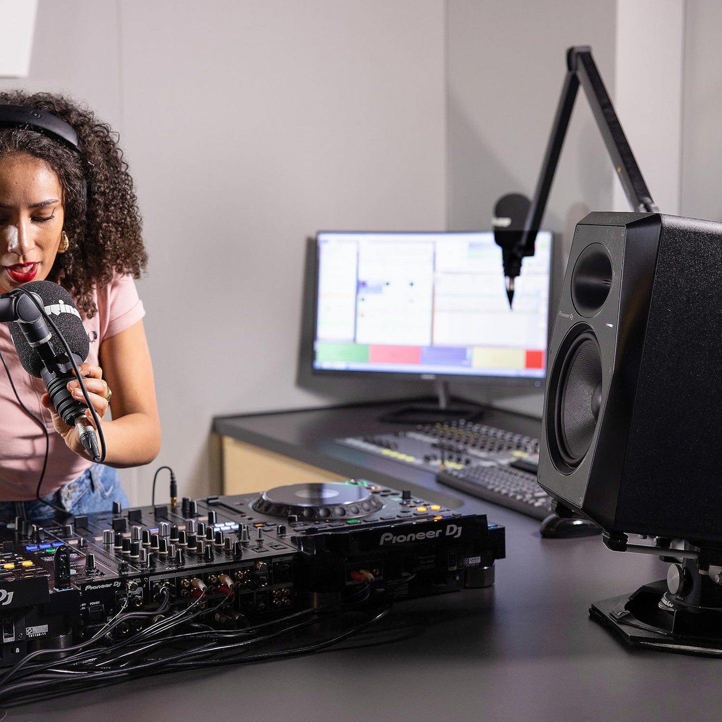 Pioneer DJ VM-70PDJ 6.5-inch Active Monitor Speaker Black