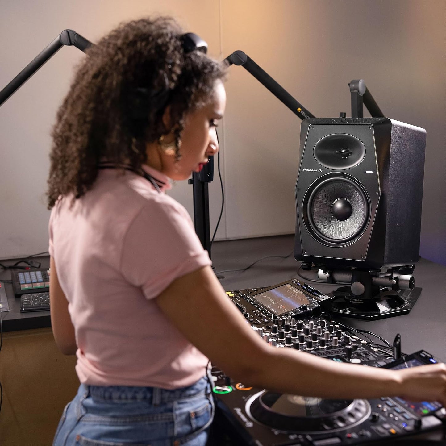 Pioneer DJ VM-70PDJ 6.5-inch Active Monitor Speaker Black