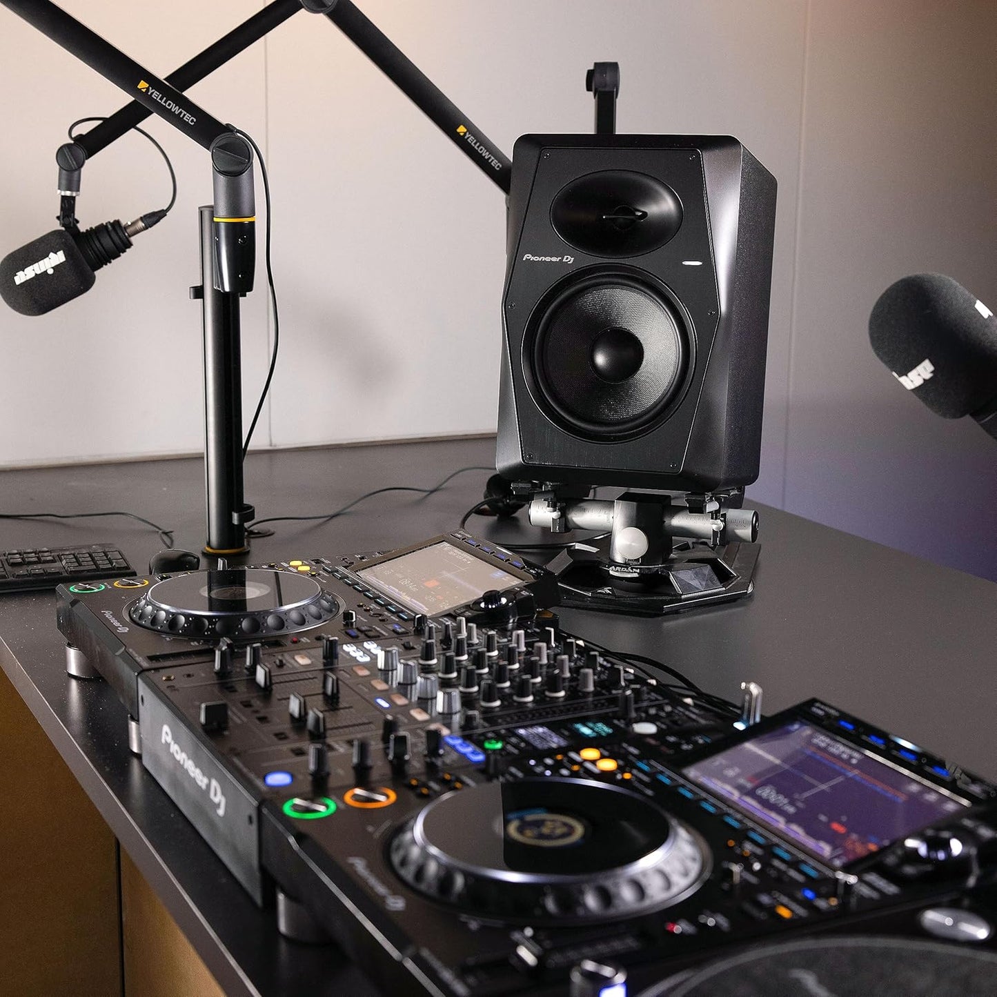 Pioneer DJ VM-70PDJ 6.5-inch Active Monitor Speaker Black