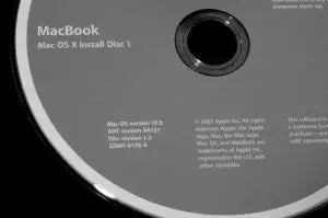 Apple OS X 2.0 GHz Core 2 Duo Macbook (Old Version) — main product image