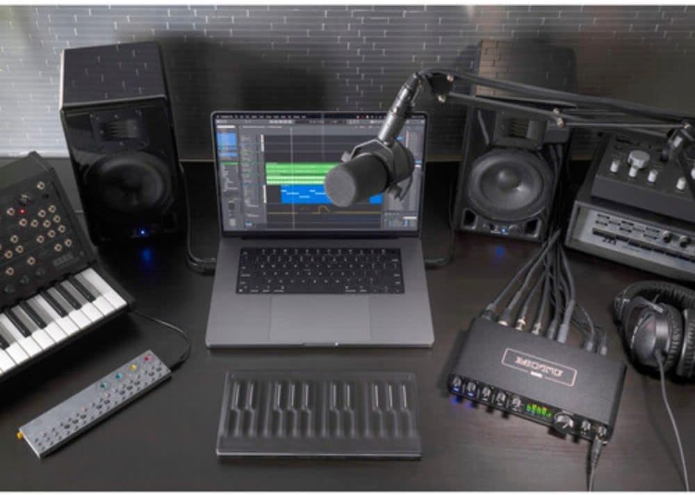 MOTU M6 Desktop 6x4 USB-C Audio-MIDI Interface Bundle