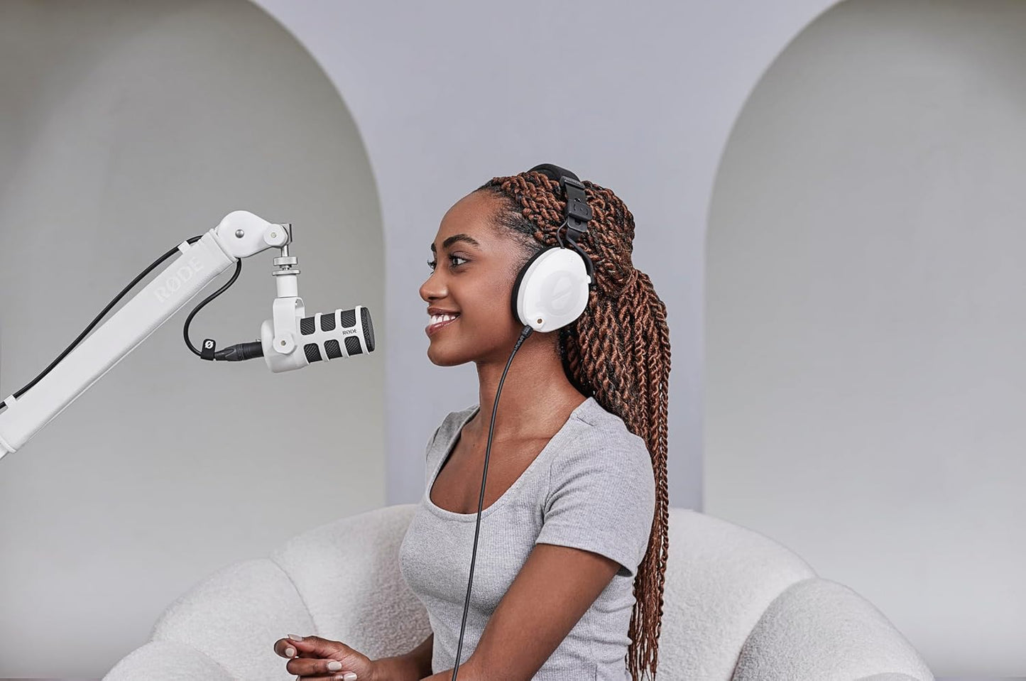 Rode PODMICW White Dynamic Broadcast Microphone