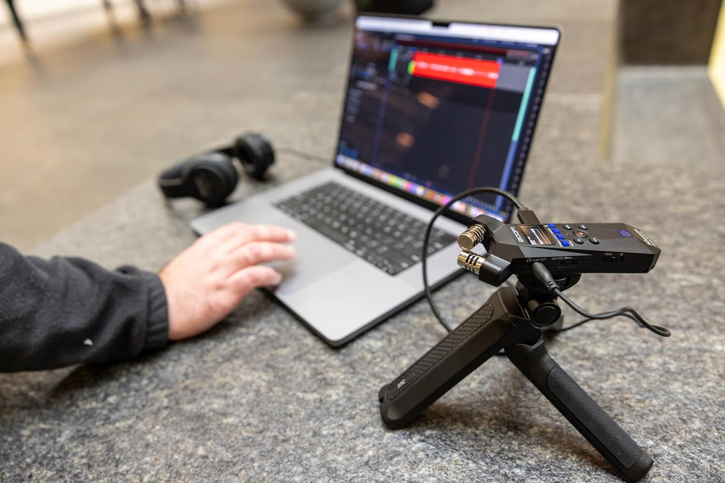 Zoom ZH1E Handy Recorder Bundle Lavalier Mic