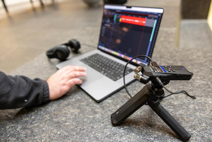 Zoom ZH1E Handy Recorder Bundle Lavalier Mic