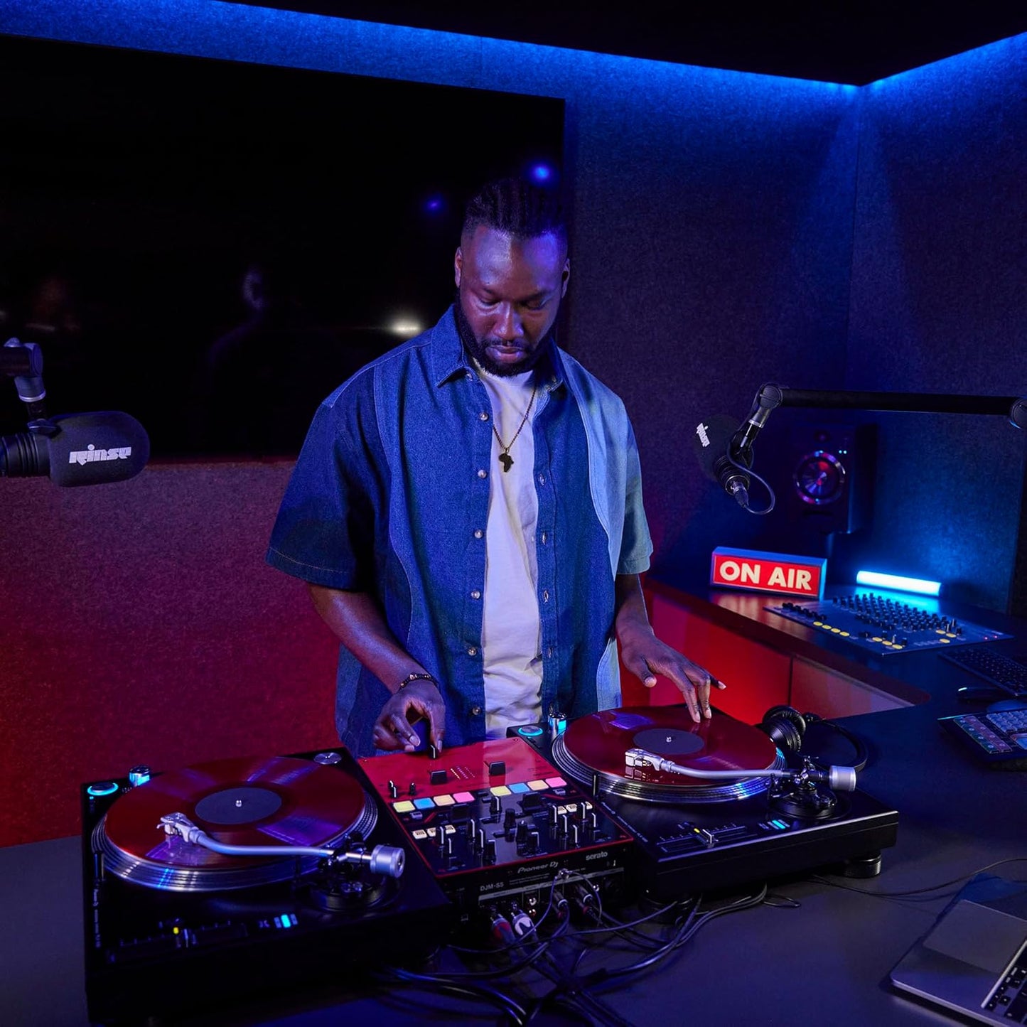 Pioneer DJ DJM-S5 Serato DJ 2-Channel Mixer