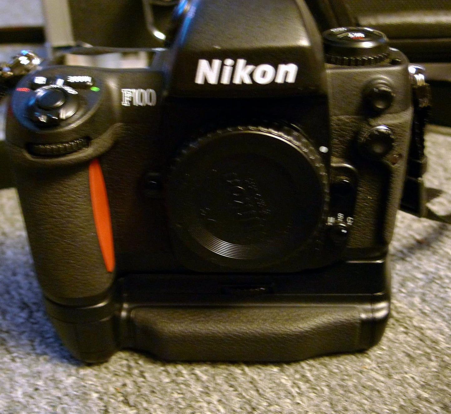 Nikon F100 35mm SLR Film Camera Body