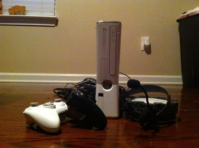 Microsoft R7G-00015 Xbox 360 Slim White 4GB Skylanders Bundle