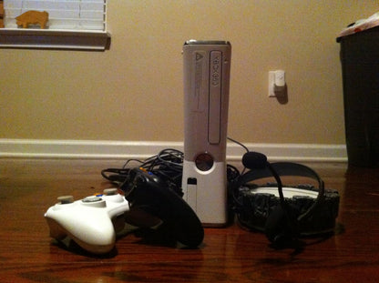 Microsoft R7G-00015 Xbox 360 Slim White 4GB Skylanders Bundle