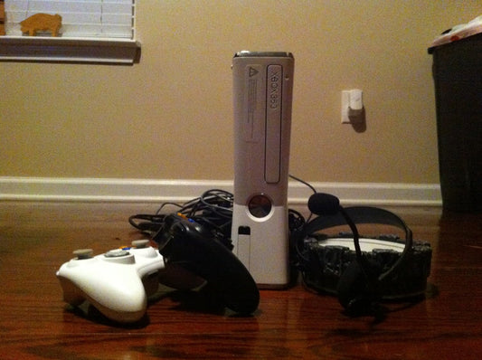 Microsoft R7G-00015 Xbox 360 Slim White 4GB Skylanders Bundle