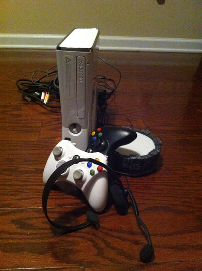 Microsoft R7G-00015 Xbox 360 Slim White 4GB Skylanders Bundle