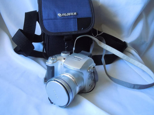 Fujifilm V-4401 FinePix 3800 3MP Digital Camera